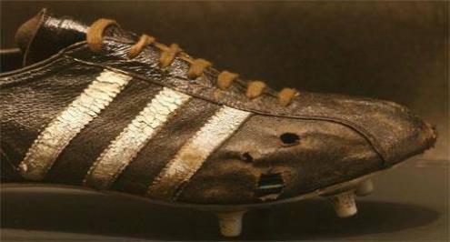 كان شكلها ايه؟.. حذاء كرة القدم